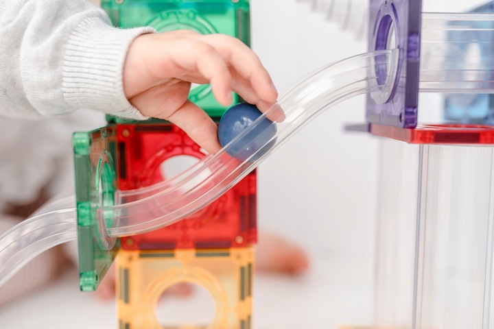 Connetix klocki magnetyczne Ball Run kulodrom 92 szt. + gratis