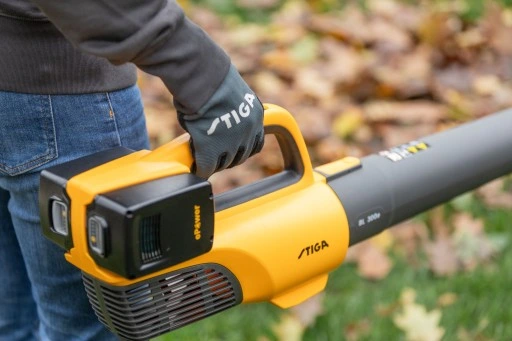 STIGA BL 300E DMUCHAWA AKUMULATOROWA ZESTAW 2X 4 AH 500 W 43 M/S 3 KG