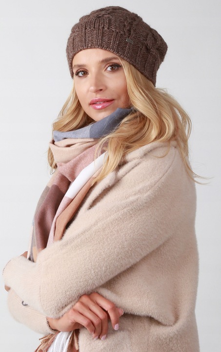 Brązowa czapka damska smerfetka - A4