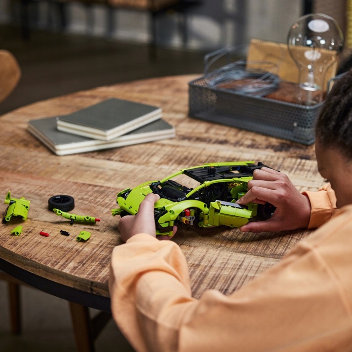 LEGO TECHNIC 42161 Lamborghini Huracán Tecnica