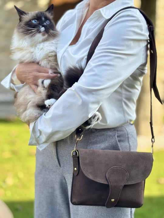 Czekoladowa torebka zamszowa włoska listonoszka ciemny brąz Laura Biaggi