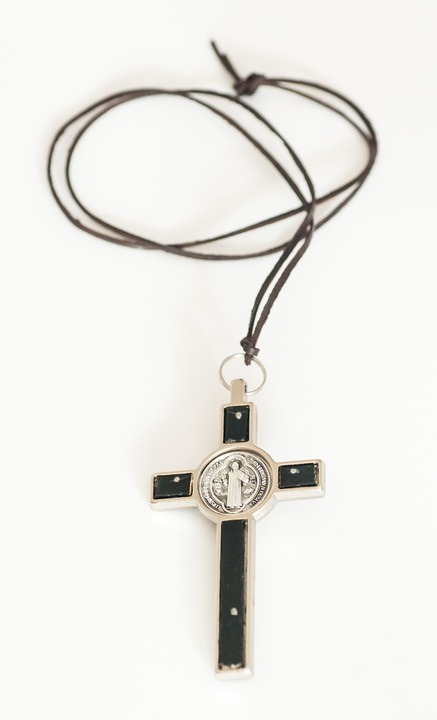 KRZYŻYK METALOWY CZARNY ŚW Benedykta 4,5 x 8cm /dziesiątka drewniana 2 w 1