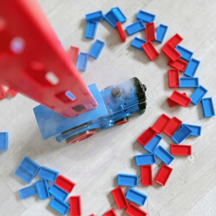 POCIĄG ELEKTRYCZNY KOLEJKA LOKOMOTWA Z PARĄ WODNĄ DO KLOCKÓW DOMINO WOOPIE