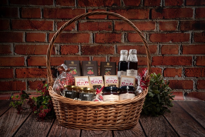 KOSZ PREZENTOWY DUŻY WIKLINOWY ZESTAW HERBAT SŁODYCZE SYROPY NA URODZINY