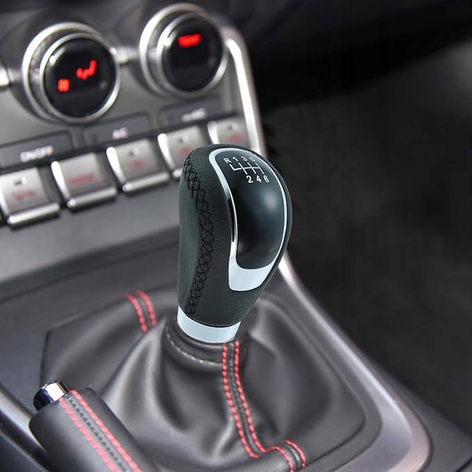 UNIWERSALNA GAŁKA ZMIANY BIEGÓW SKÓRA 5 6 BIEGOWA czarna skóra lita