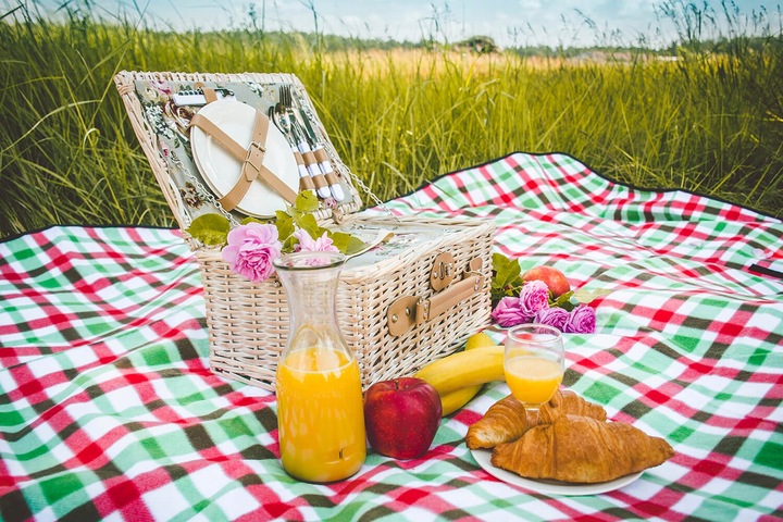 Kosz piknikowy z wikliny termotorba sztućce dla 2 osób praktyczny prezent