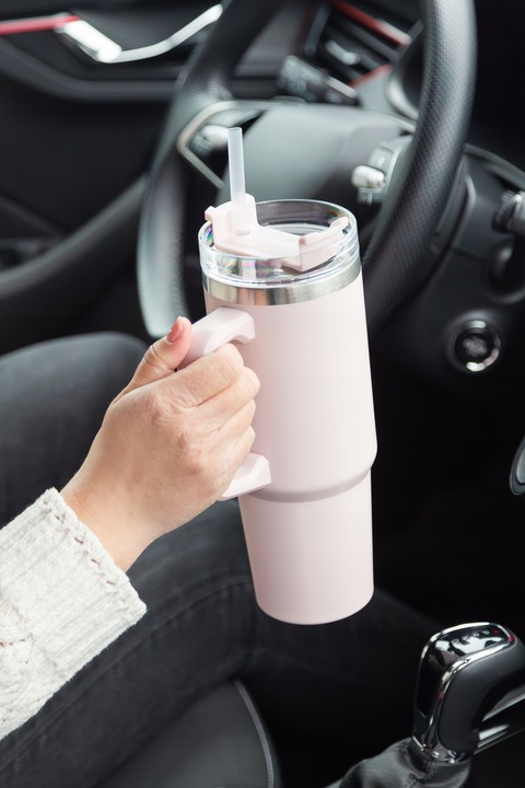 Kubek termiczny do samochodu z uchwytem i słomką Altom Design różowy 880 ml