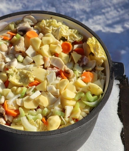 KOCIOŁEK ŻELIWNY STOJĄCY 11L MYŚLIWSKI WĘGIERSKI ROSSNER GARNEK NA OGNISKO