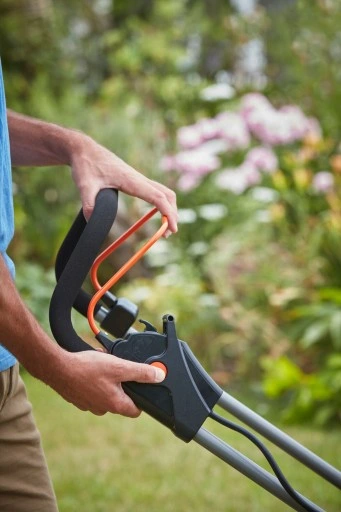 Kosiarka 33cm 2x18V 2x4Ah Black+Decker BCMW33184L2