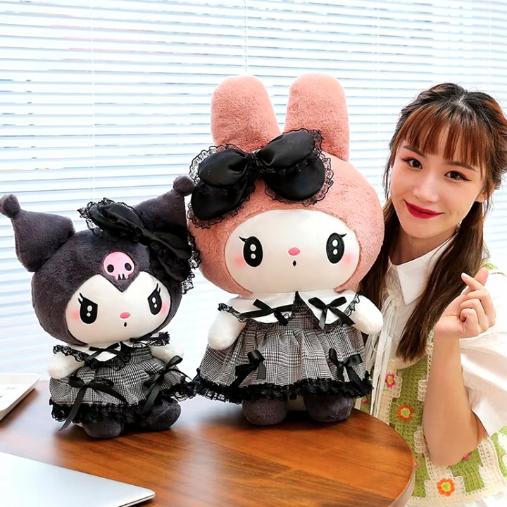 HELLO KITTY KUROMI MASKOTKA PLUSZAK ZABAWKA CZARNA SUKIENKA KOTEK 35CM