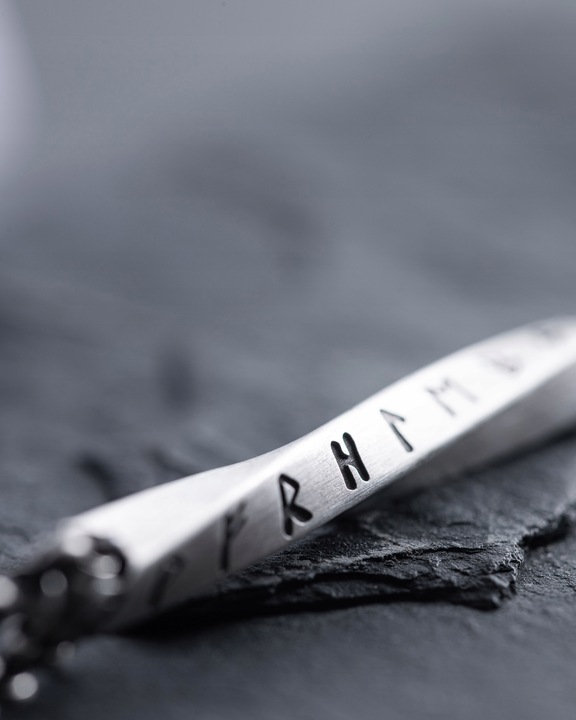 Srebrny wisiorek na łańcuszku RUNY - OBEREGI