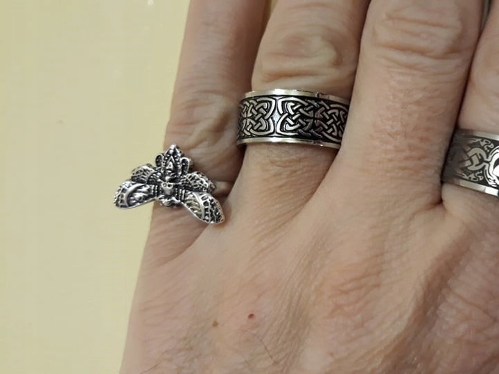 Regulowany Sygnet Ćma Trupia Główka