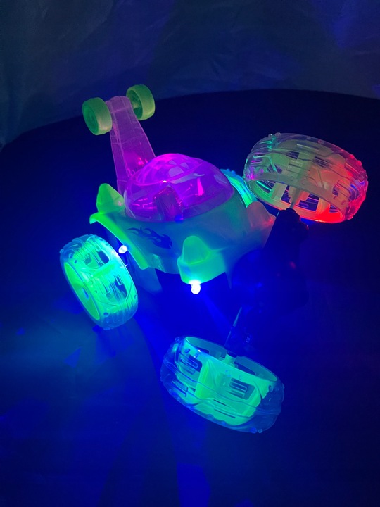 AUTKO AUTO TWISTER AKROBATA 360 ZDALNIE STEROWANY SAMOCHÓD KASKADER