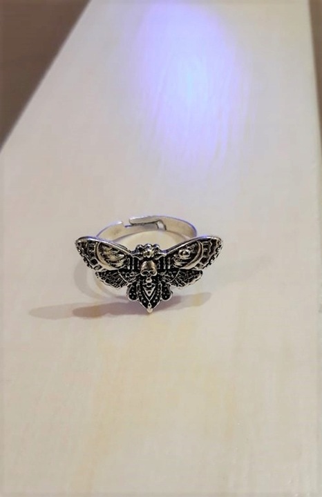 Regulowany Sygnet Ćma Trupia Główka