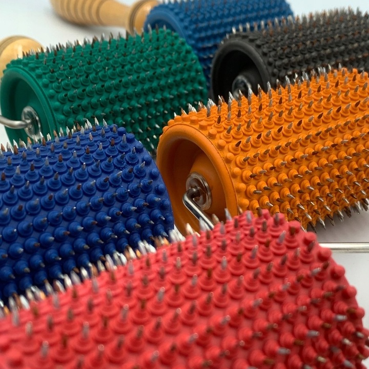 Aplikator LYAPKO WAŁEK do masażu z igłami uniwersalny GRANATOWY