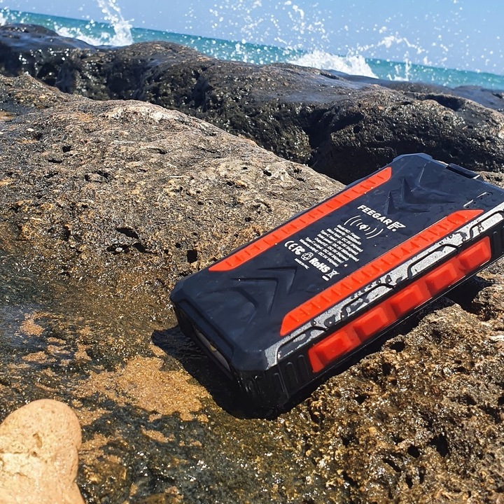 Power bank Solarny Feegar 36000mah 20W 4x USB-C QI