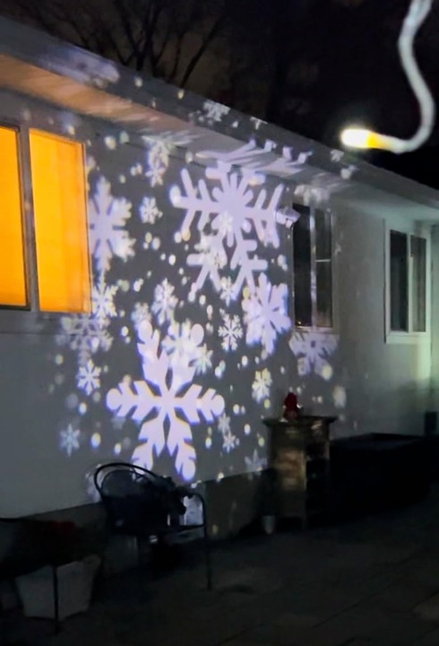 ŚWIĄTECZNY PROJEKTOR LED NA DOM ZEWNĄTRZ PŁATKI ŚNIEGU RZUTNIK NOWOŚĆ 2024