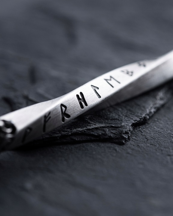 Srebrny wisiorek na łańcuszku RUNY - OBEREGI