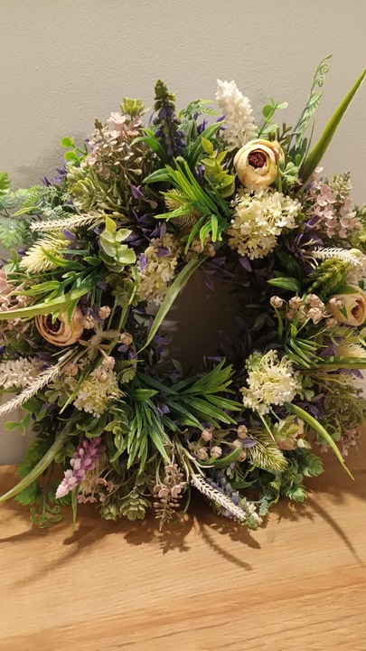 Wianek całoroczny na drzwi , stół.