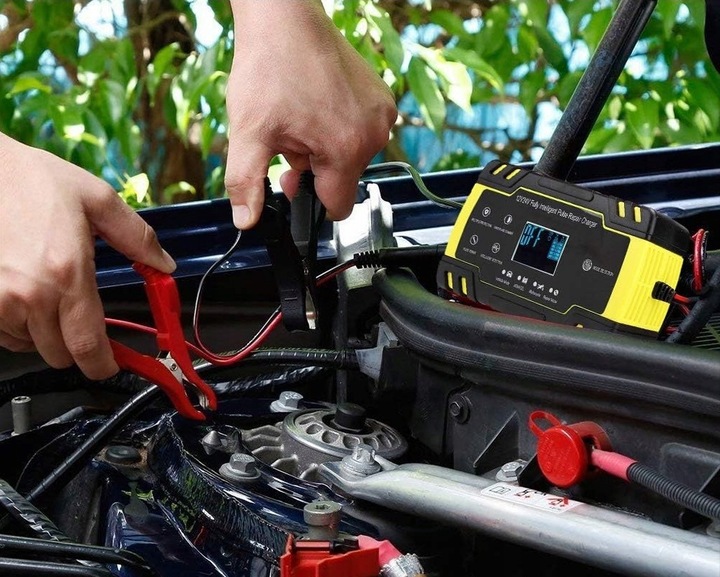 PROSTOWNIK Mikroprocesorowy SAMOCHODOWY DO AKUMULATORÓW 12V 24V 8A AGM