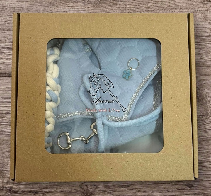 BŁĘKITNY BOX Z AKCESORIAMI DLA HOBBY HORSE A3