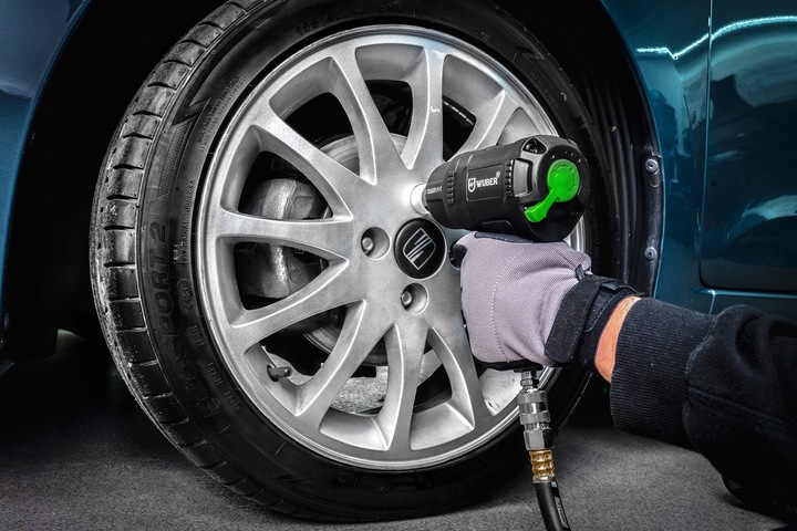 KLUCZ UDAROWY KOMPOZYTOWY PNEUMATYCZNY Z UDAREM DO KÓŁ 1560 Nm 1/2" ZESTAW