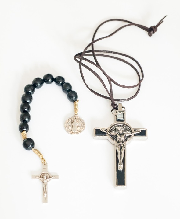 KRZYŻYK METALOWY CZARNY ŚW Benedykta 4,5 x 8cm /dziesiątka drewniana 2 w 1