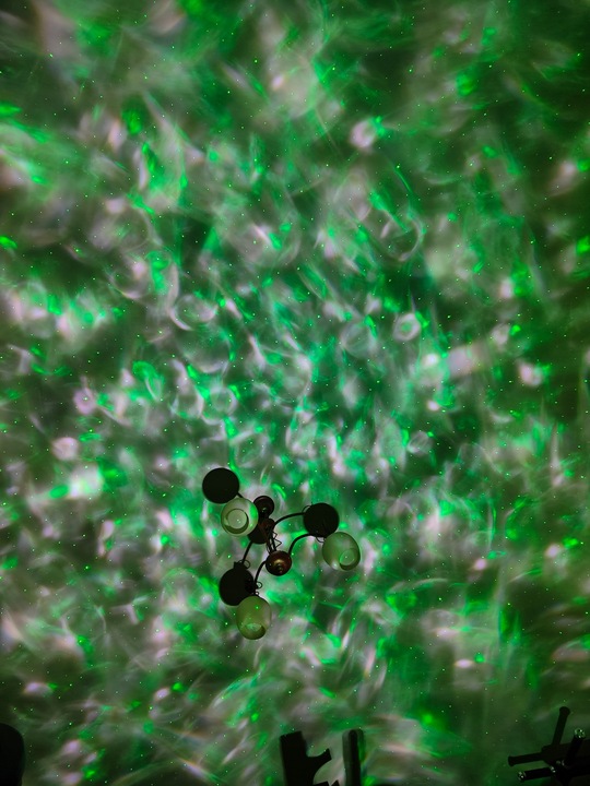 PROJEKTOR GWIAZD LAMPKA NOCNA RZUTNIK LED DO SYPIALNI DLA DZIECI NA PREZENT