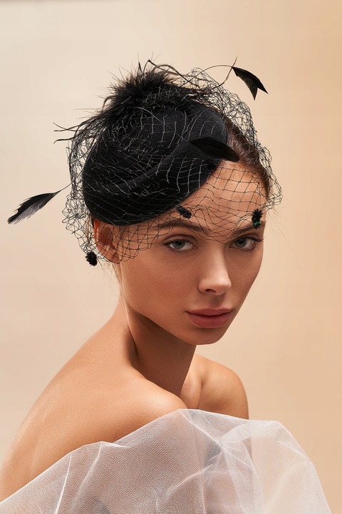 Czarny fascynator toczek stroik z woalką i piórami