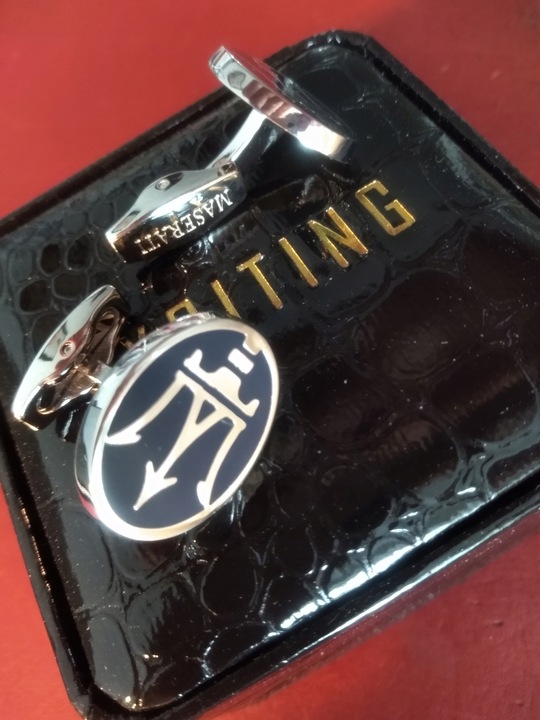 Exciting spinki do mankietów koszuli Maserati w ekskluzywym Etui