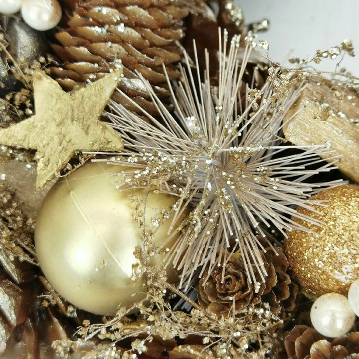 Ręcznie robiony wieniec świąteczny 34 cm złoty stroik z szyszek i bombek