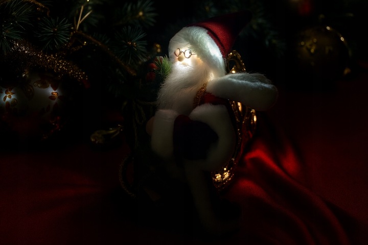 ŚPIEWAJĄCY I TAŃCZĄCY MIKOŁAJ Z PREZENTAMI DUŻY 40 CM NA BOŻE NARODZENIE