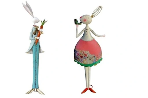 Metalowy zając z marchewką do ogrodu wielkanoc