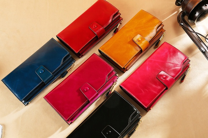 Portfel damski skórzany duży lakierowany pojemny RFID z paskiem czerwony