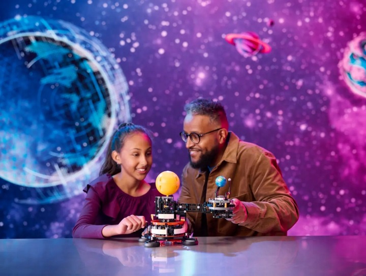 LEGO Technic Ziemia i Księżyc na orbicie 42179