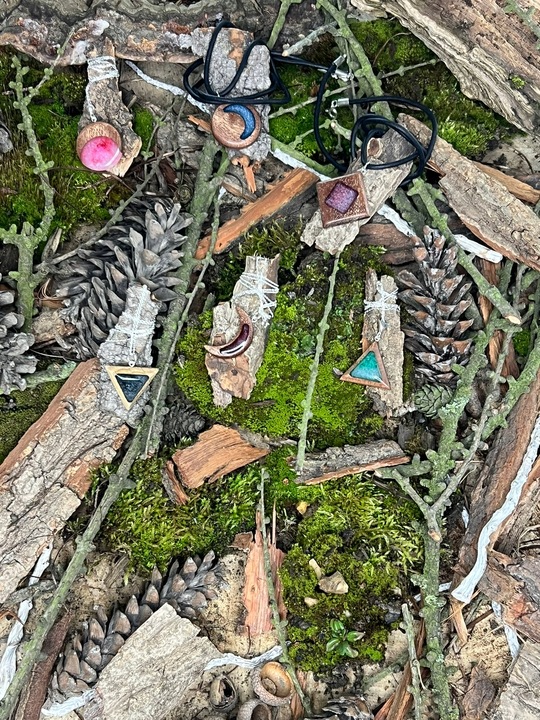 Naszyjnik ręcznie robiony z żywicy epoksydowej i drewna Czerwony Księżyc