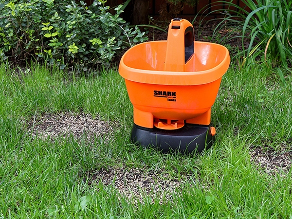 SIEWNIK akumulatorowy na baterie DO NAWOZU SOLI TRAWY 2,7L automatyczny