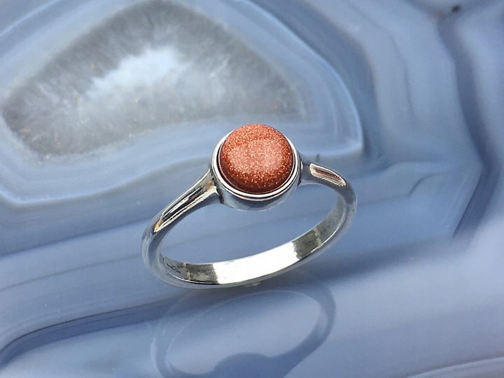 klasyczny pierścionek z małym oczkiem piasek pustyni rozmiary do wyboru