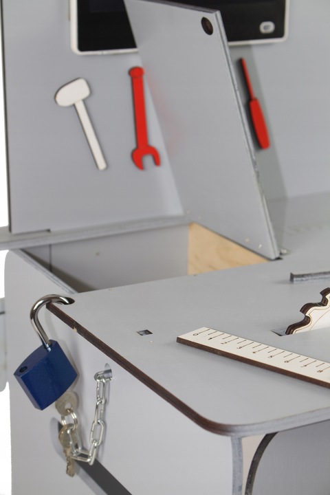 KOLOR Drewniany warsztat majsterkowicz tablet kłódka imadło schowek piła PL