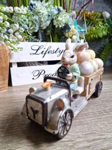 FIGURKA WIELKANOCNY ZAJĄC KRÓLIK Z PISANKAMI B