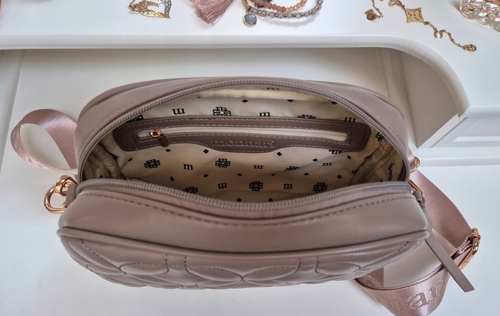 BEŻOWA TOREBKA LISTONOSZKA MONNARI MOCHA MOUSSE PASEK LOGO