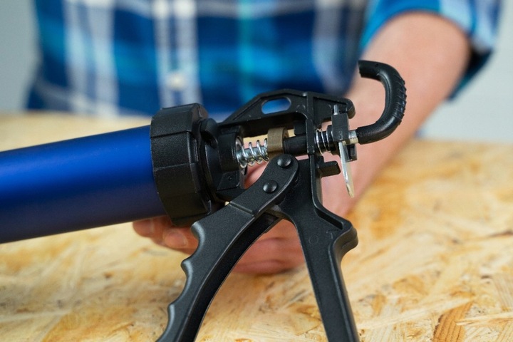 Pistolet wyciskacz do silikonu mas uszczelniacza klejów 600ml MOCNY