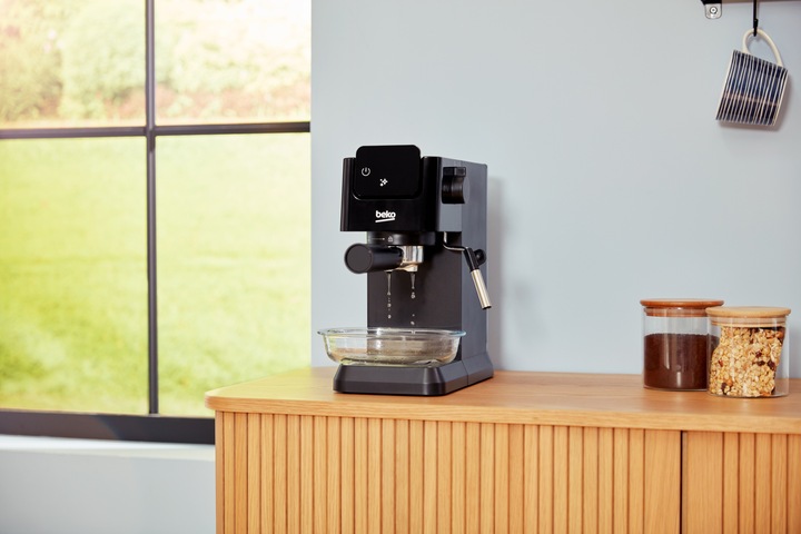 Ekspres ciśnieniowy kolbowy Beko CEP5302B Czarny LCD 15BAR