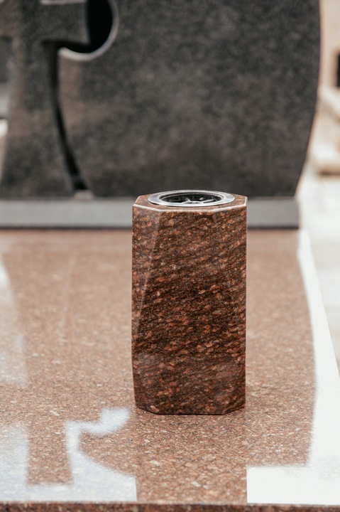 Wazon Granitowy Na Grób Wazon na Pomnik Diament Ruby Star (Czerwony/Brąz)