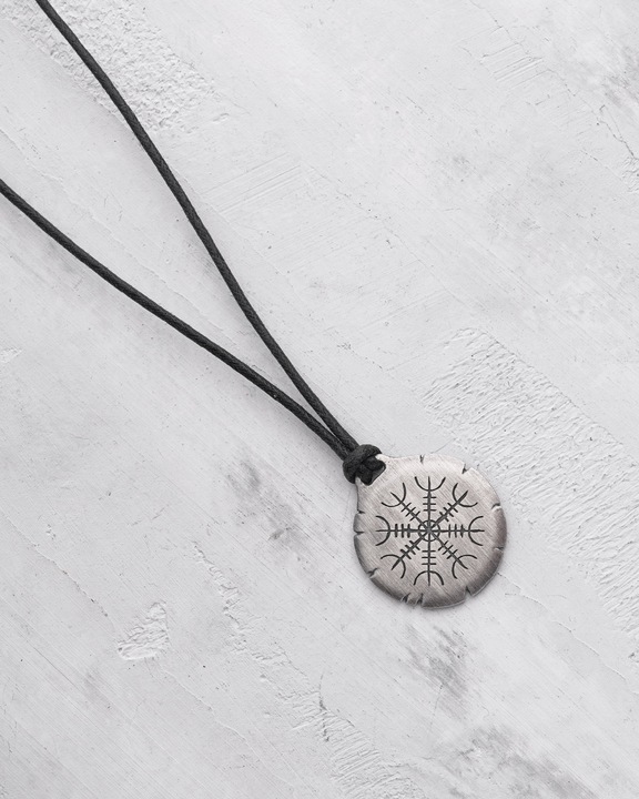 Srebrny wisiorek HELMET of TERROR (na sznurku)