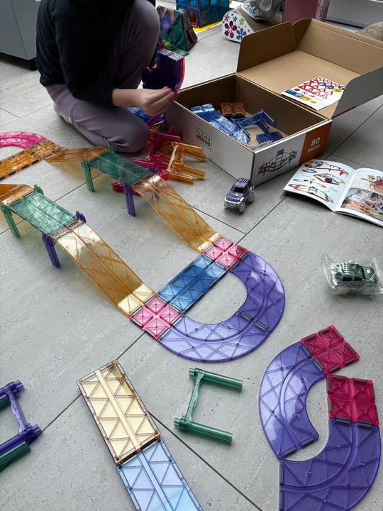 Magnetyczny pastelowy tor wyścigowy Race Truck 80 el. Cleverclixx