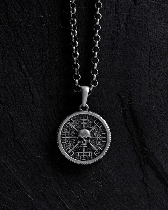 Srebrny wisiorek VEGVISIR WITH SKULL
