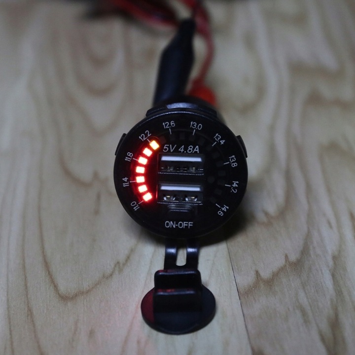 ŁADOWARKA SAMOCHÓD 2x USB 4.8A WOLTOMIERZ MIERNIK