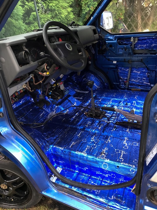 MATA WYGŁUSZAJĄCA DO SAMOCHODU NAJLEPSZA GRUBOŚĆ redukcja wibracji drgań