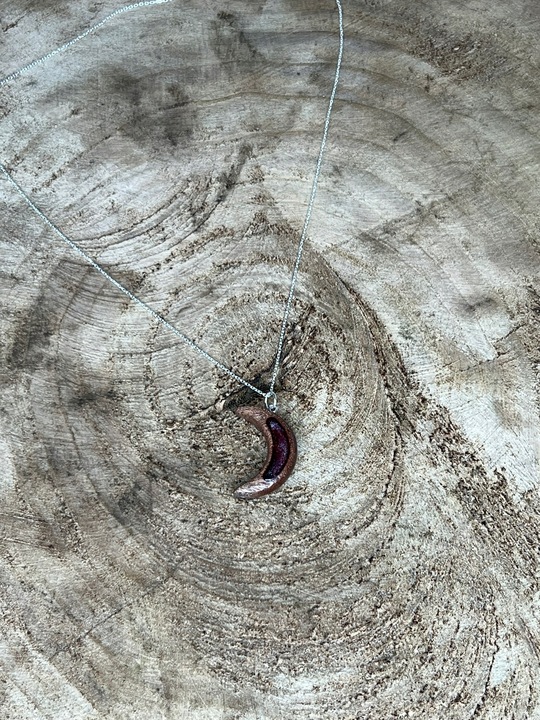 Naszyjnik ręcznie robiony z żywicy epoksydowej i drewna Czerwony Księżyc